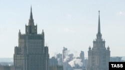 Справа - бывшая гостиница "Украина", Москва