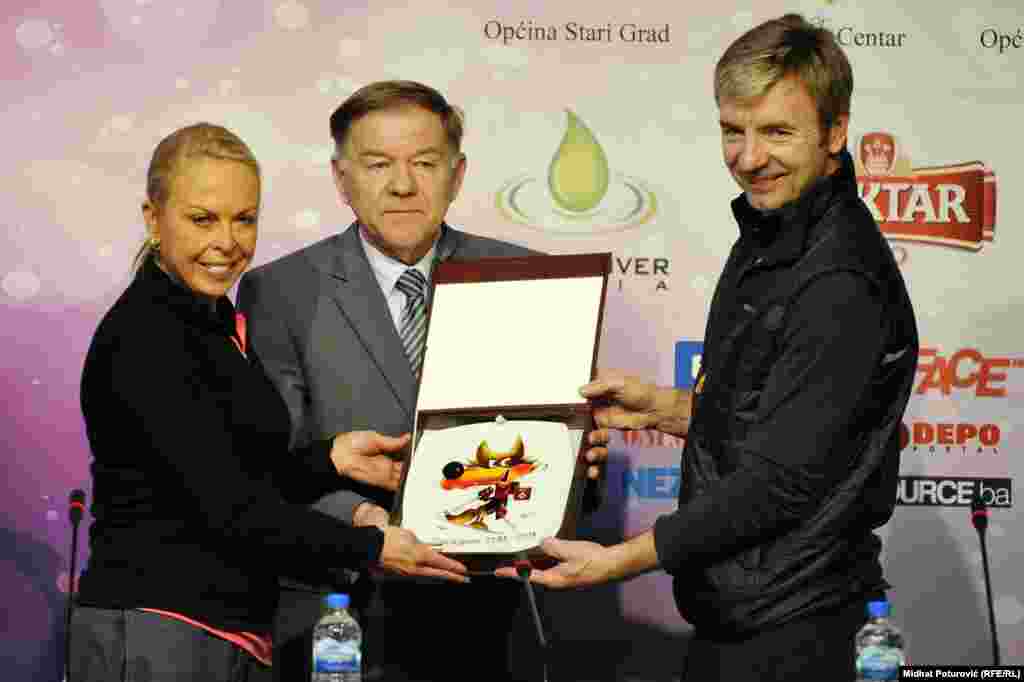 Gradonačelnik Sarajeva Ivo Komšić sa Džejn Torvil i Kristoferom Dinom, parom koji je na Zimskim olimpijskim igrama u Sarajevu 1984. godine osvojio zlatnu medalju