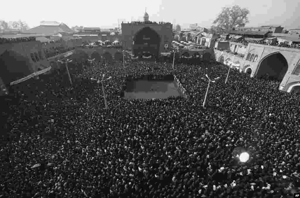 Više od 100.000 ljudi okupilo se ispred teheranske Bazar džamije, 15. januara 1979. POred je stajala vojska dok su ih demonstranti obasipali cvijećem i poljupcima uz povike “Živio Homeini” i “Smrt šahu”.