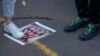 Poster sa portretom ruskog predsednika Vladimira Putina na ulici tokom protesta ispred ruske ambasade u Beogradu, Srbija, petak, 16. februar 2024.