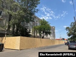 შენობის უკანა მხარე, რომელიც ამ დროისთვის ასევე შემოღობილია.