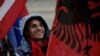 Косоволук албан күнкорсуздук майрамына улуттук тууларды сатып жүрөт, Приштина, 16-февраль, 2009