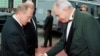 Владимир Путин и Никита Михалков. Одна из первых встреч. XXII Московский кинофестиваль, церемония закрытия. Михалков встречает Путина у входа. Июль, 2000 г.