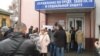 Беспрацоўныя гамельчукі каля гарадзкога цэнтру занятасьці