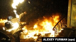 Demonstrant baca molotovljev koktel tokom protuvladinih protesta 22. januara.