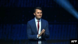 Aktvisti konservator, Charlie Kirk, gjatë një ngjarjeje të organizuar në mbështetje të Donald Trumpit më 2024. 