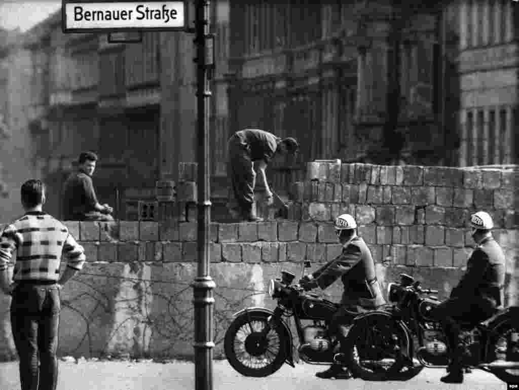 Izgradnja Berlinskog zida u Ulici Bernauer. 