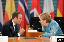 Naročito su mnogi razočarani da su prošlogodišnje odlučne izjave dvojca Merkel-Makron o velikom pospremanuju u EU i čvršćem nastupu na globalnoj sceni - uglavnom ostale na papiru