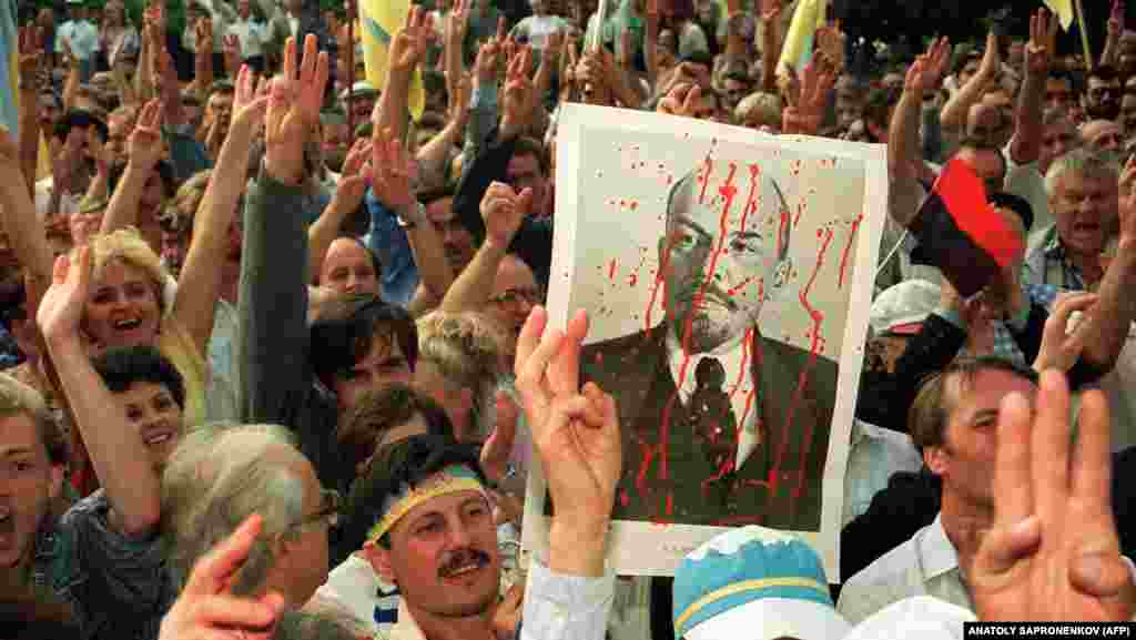 Građani sa ukrajinskim nacionalnim obeležjima demonstriraju ispred sedišta Komunističke partije u Kijevu u avgustu 1991. Tokom sovjetske ere, izrazi ukrajinskog jezičkog, kulturnog i verskog identiteta bili su potisnuti. Ukrajinci su ponekad ubijani, zatvarani ili prognani iz prostog razloga što se smatralo da se zalažu za nezavisnost Ukrajine. &nbsp;