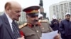 Двойники Ленина и Сталина на первомайской акции в Москве
