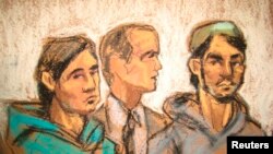 Узбеки, обвиняемые в связях с «ИГ» в зале американского суда. Слева направо: гражданин Казахстана Ахрор Сайидахметов, переводчик, гражданин Узбекистана Абдурасул Джурабаев.