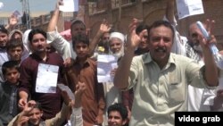 په پېښور کې خلک د برېښنايي پارچاو او لوړو بېلونو پرضد مظاهره کوي - پخوانی انځور.