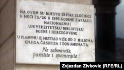 Ploča ispred ulaza u Većnicu