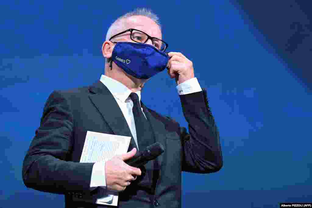 Direktor Canskog filmskog festivala Thierry Fremaux skida masku kako bi održao govor na ceremoniji otvaranja, 2. septembar, 2020. &nbsp;