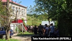 ხალხი 11 წლის ბავშვის პანაშვიდზე სოფელ ძევრში. 25 აგვისტო