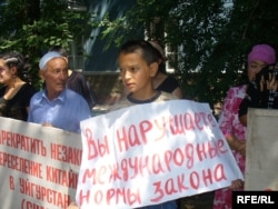 Protest ispred kineske ambasade u Biškeku zbog postupanja s ujgurskom manjinom u Kini.