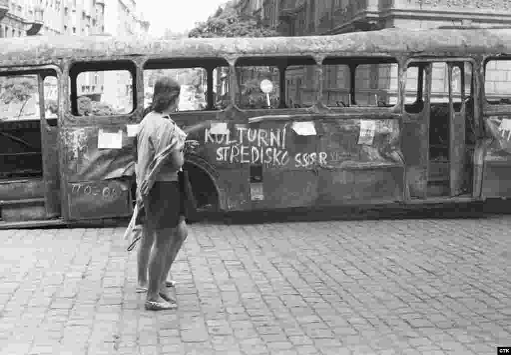 Spaljeni autobus sa anti-sovjetskim grafitima. 