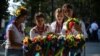 Фестиваль у Петриківці. Дівчата приміряють вінки, зроблені в українському стилі
