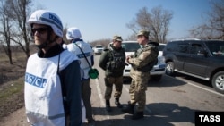 Представники місії ОБСЄ, українські і російські офіцери зі Спільного центру контролю та координації у селищі Широкине, кінець березня 2015 року