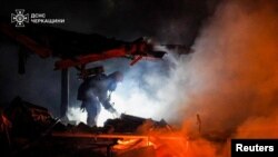 Рятувальники гасять пожежу після російського удару по Черкащині, архівне фото