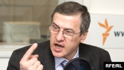 Член народного штаба поддержки кандидата Путина, лидер Российского Независимого профсоюза работников угольной промышленности Иван Мохначук в студии Радио Свобода.