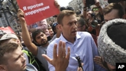 Навалний зиёд дар тазоҳурот намонд, ӯро зуд бурданд.