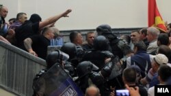 Demonstranti i policija u Sobranju, april 2017.