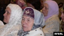 Түгәрәк өстәлдә катнашучылар
