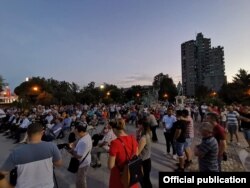 Susreti sa građanima ciljaju na mobilizaciju članstva i proširenje kruga pristalica, jer ne postoji nijedan drugi razuman razlog da se usred leta, na vrućinama i u pandemiji, organizuju tribine na koje se troši mnogo sredstava, kaže profesor Nikola Dujovski (na fotografiji tribina VMRO-DPMNE u Gazi Babi, juli 2021