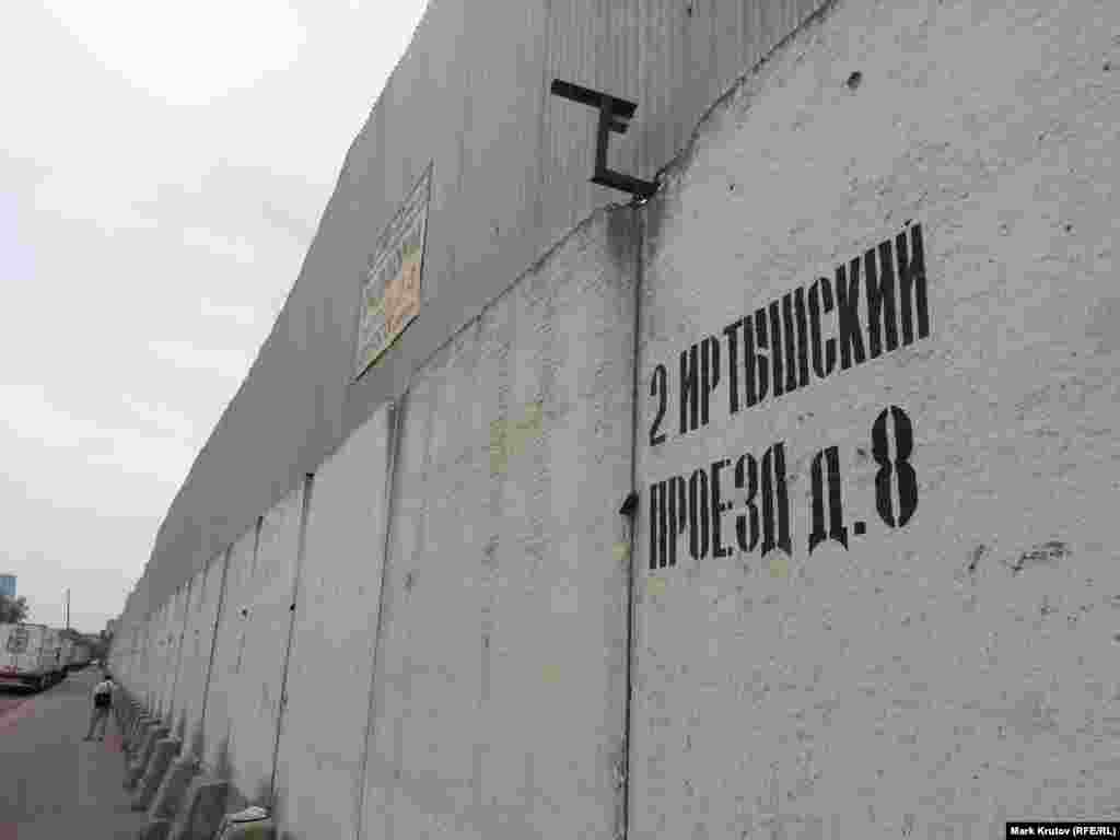 Лагер Москванинг Гольяново туманидаги саноат ҳудудида жойлашган.