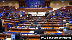 PACE-ს რეზოლუცია საუბრობს საქართველოში დემოკრატიული უკუსვლაზე - შესწორებით კი „ყველა პოლიტიკური პატიმრის“ გათავისუფლება ცხადად მოითხოვა. 