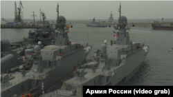Russiýanyň Kaspiý flotiliýasynyň gämileri türgenleşik döwründe, 2021-nji ýylyň apreli.