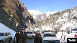 На КПП «Нижний Зарамаг», как две недели назад, работали все полосы, людей и машины оформляли и пропускали максимально быстро