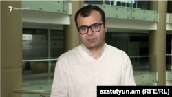 Լրագրող Հակոբ Կարապետյանը զրուցում է «Ազատության» հետ, արխիվ