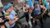 ЛГБТ-активист в окружении десантников