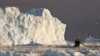 Ribarski brod plovi pored velikog ledenjaka, fjord Jakobshavns, Grenland 