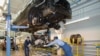 Сборка автомобиля Opel Antara на конвейере завода "Арсенал" в Петербурге