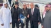 Američki državljanin George Glezmann (u sredini) s Adamom Boehlerom (drugi lijevo) i Zalmayom Khalilzadom (drugi desno) i katarskim diplomatama u Kabulu, Afganistan, 20. marta 2025, prije polaska u Dohu, Katar.