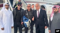 Američki državljanin George Glezmann (u sredini) s Adamom Boehlerom (drugi lijevo) i Zalmayom Khalilzadom (drugi desno) i katarskim diplomatama u Kabulu, Afganistan, 20. marta 2025, prije polaska u Dohu, Katar.