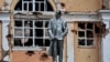Statua Vladimira Lenjina, osnivača Sovjetskog Saveza, oštećena tokom borbi u gradu Sudzha pod ukrajinskom kontrolom u ruskoj regiji Kursk, fotografisana 16. avgusta 2024. godine.