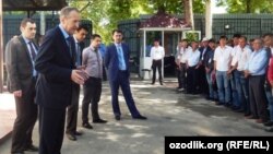 Заместитель директора Вологодского подшипникового завода Виктор Попов встретился с рабочими из Узбекистана.