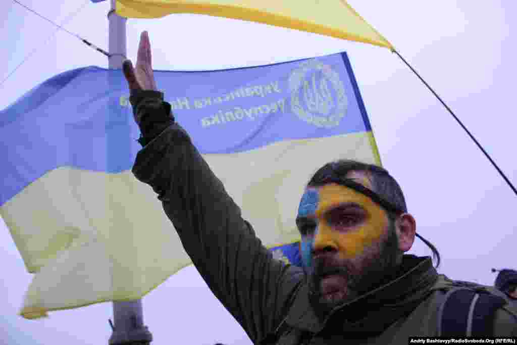 У Києві громадські активісти традиційно з&rsquo;єднали береги Дніпра ланцюгом з нагоди Дня злуки УНР та ЗУНР. У щорічній акції на мості Патона взяли участь близько 300 людей. 22 січня 2013 року.
