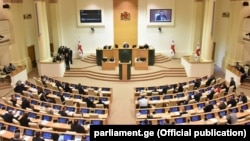 Сегодня в парламенте было зарегистрировано сразу два проекта постановления, содержащих правовые оценки событий ночи 20 июня