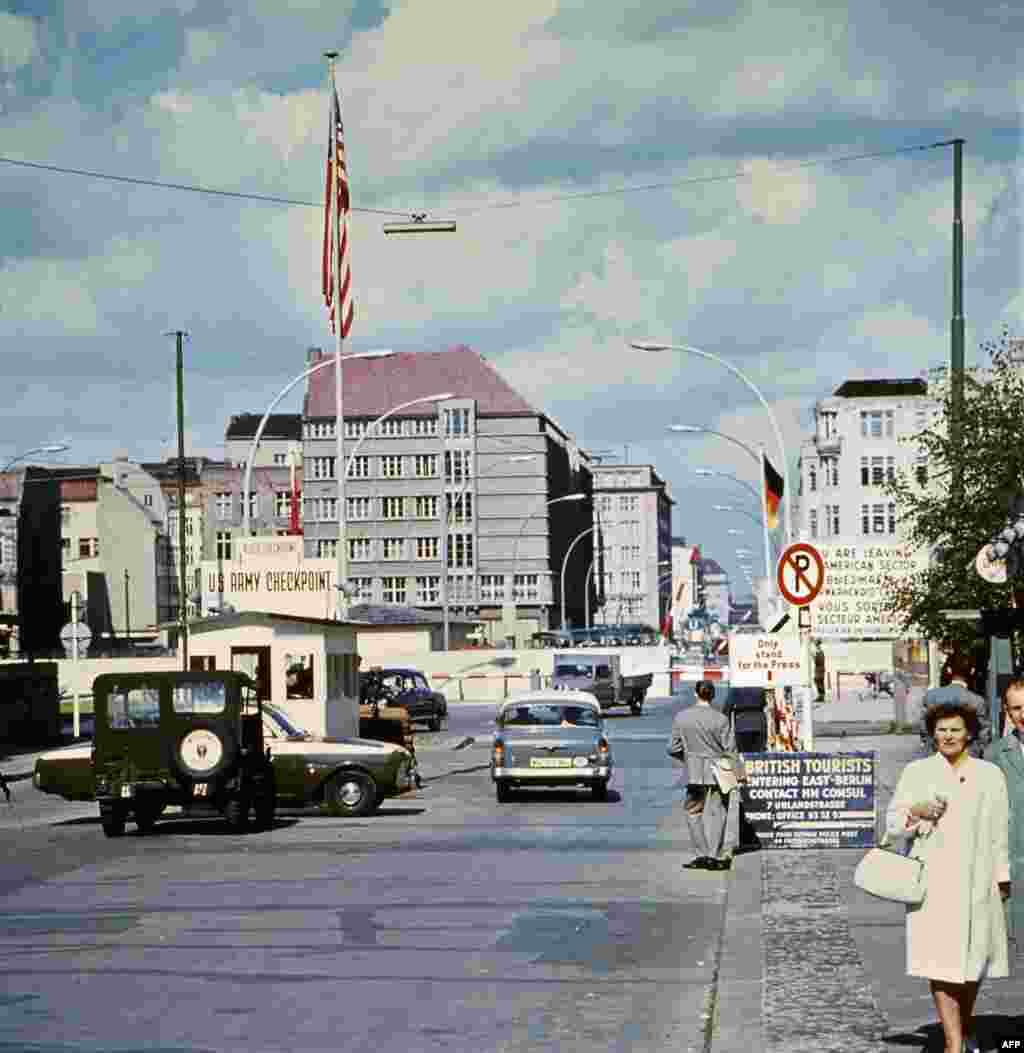 Fotografija načinjena juna 1968. ispred čuvenog kontrolnog punkta &quot;Charlie&quot;. 