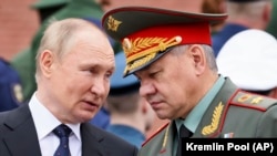 Predsjednik Rusije Vladimir Putin (lijevo) i ministar odbrane Sergej Šojgu