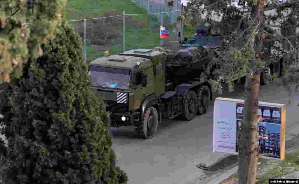 Rusko vojno vozilo blizu ulaza u vazdušnu bazu Hmeimim u zapadnoj Siriji 15. decembra. Ova fotografija je jedna od nekoliko nedavno snimljenih oko ruske baze, a autor je&nbsp;Umit Bektas, turski fotoreporter koji radi za Reuters, a koji je za RSE govorio o situaciji oko vojnog objekta.