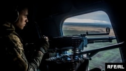 Иллюстративное фото. Военные охраняют журналистов, которых пригласили осмотреть места разведения сторон, октябрь 2016 года