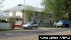 Шұжық цехы осы тойхананың артында орналасқан. Алматы облысы, Жамбыл ауданды, 26 сәуір 2012 жыл.