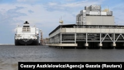 Poljska-- LNG tanker "Clean Ocean" tokom prve američke isporuke tečnog prirodnog gasa na LNG terminal u Svinoujscieu, 8. juna 2017.