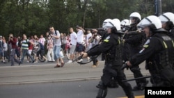 Польські правоохоронці стріляти гумовими кулями під час сутичок із футбольними фанатами у Варшаві, 12 червня 2012 року